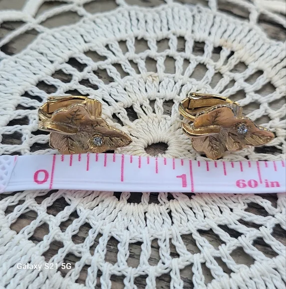 Vintage Avon Gold Toned Leaf Clip Earrings with Crystal Accents - Picture 4 of 5
